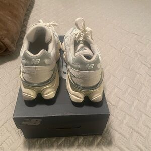 Like new 9060 New Balance gorgeous white and gray